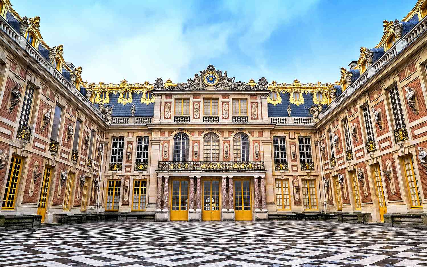 Long waiting lines at the Palace of Versailles entrance during peak visiting hours
